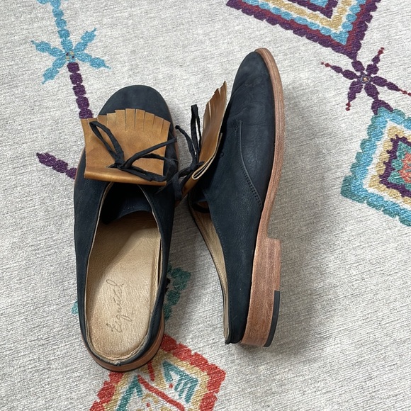 Esquivel Kiltie Slide Mule shoes - Picture 6 of 7